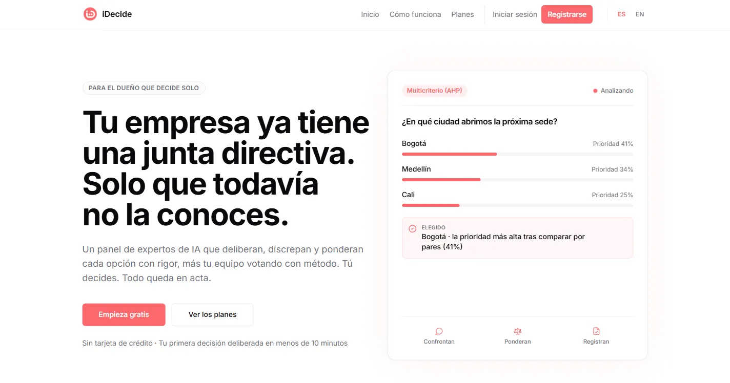 Página de iDecide: junto al titular, un panel muestra una comparación multicriterio entre Bogotá, Medellín y Cali con la opción elegida resaltada.
